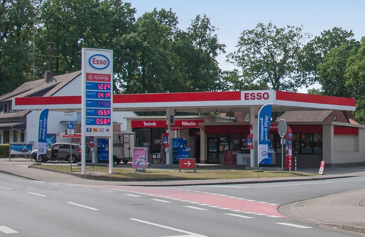 Autohaus Bomnüter, Esso Tankstelle